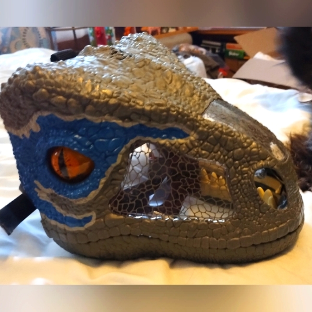 Jurassic World Chomp n Roar Velociraptor Blue Mask 2017 Mattel